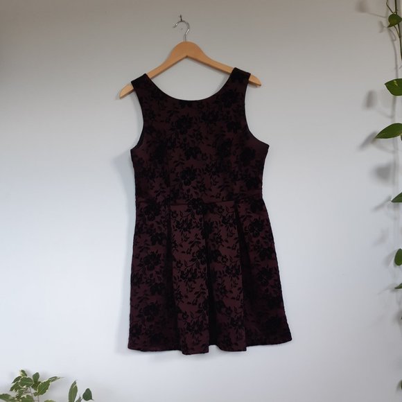 Fit and flare dress, velvet details - Picture 1 of 7